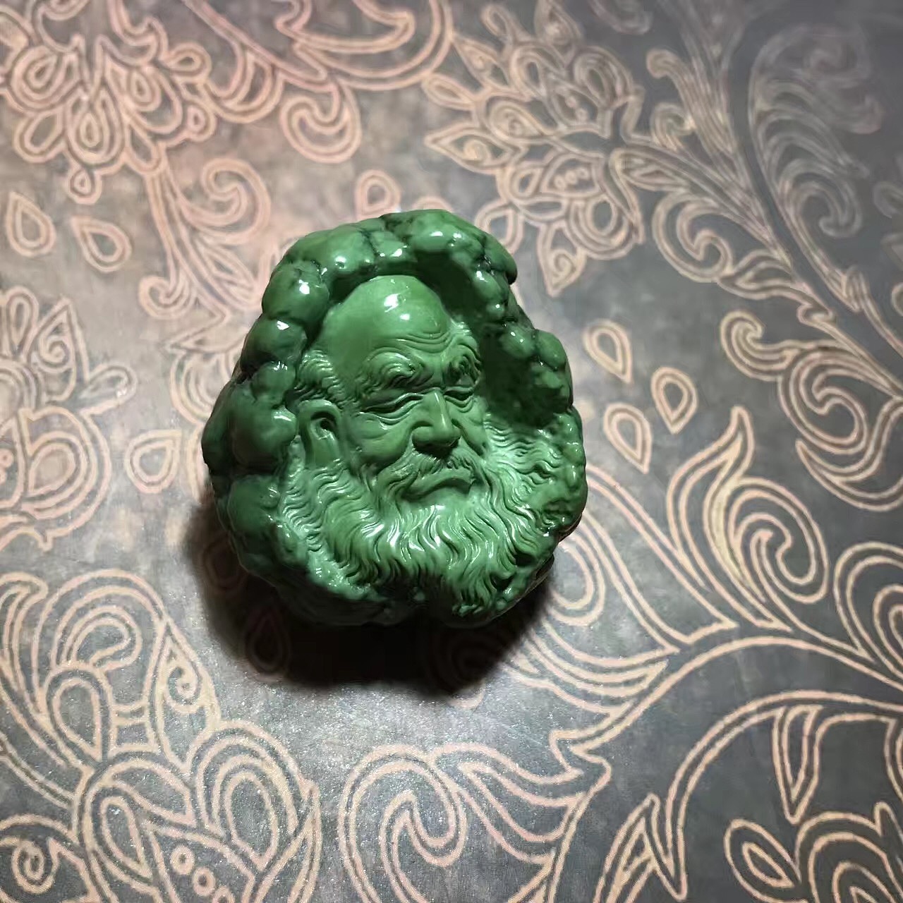 采用苹果绿原矿绿松石材料,精工雕刻.