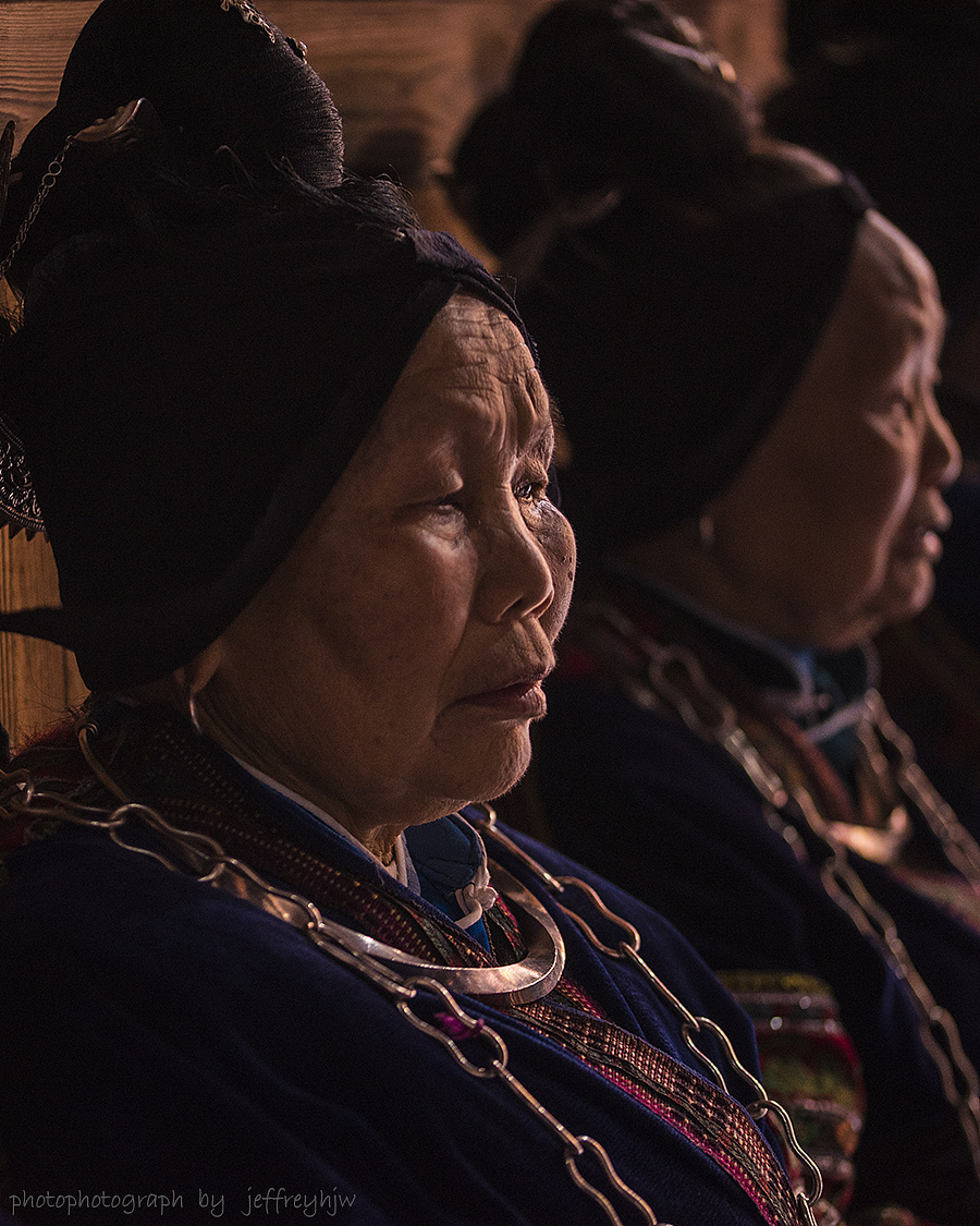 左边一排苗族大爷,右边一排苗族老奶奶,每天,他们都着苗族服装,坐在