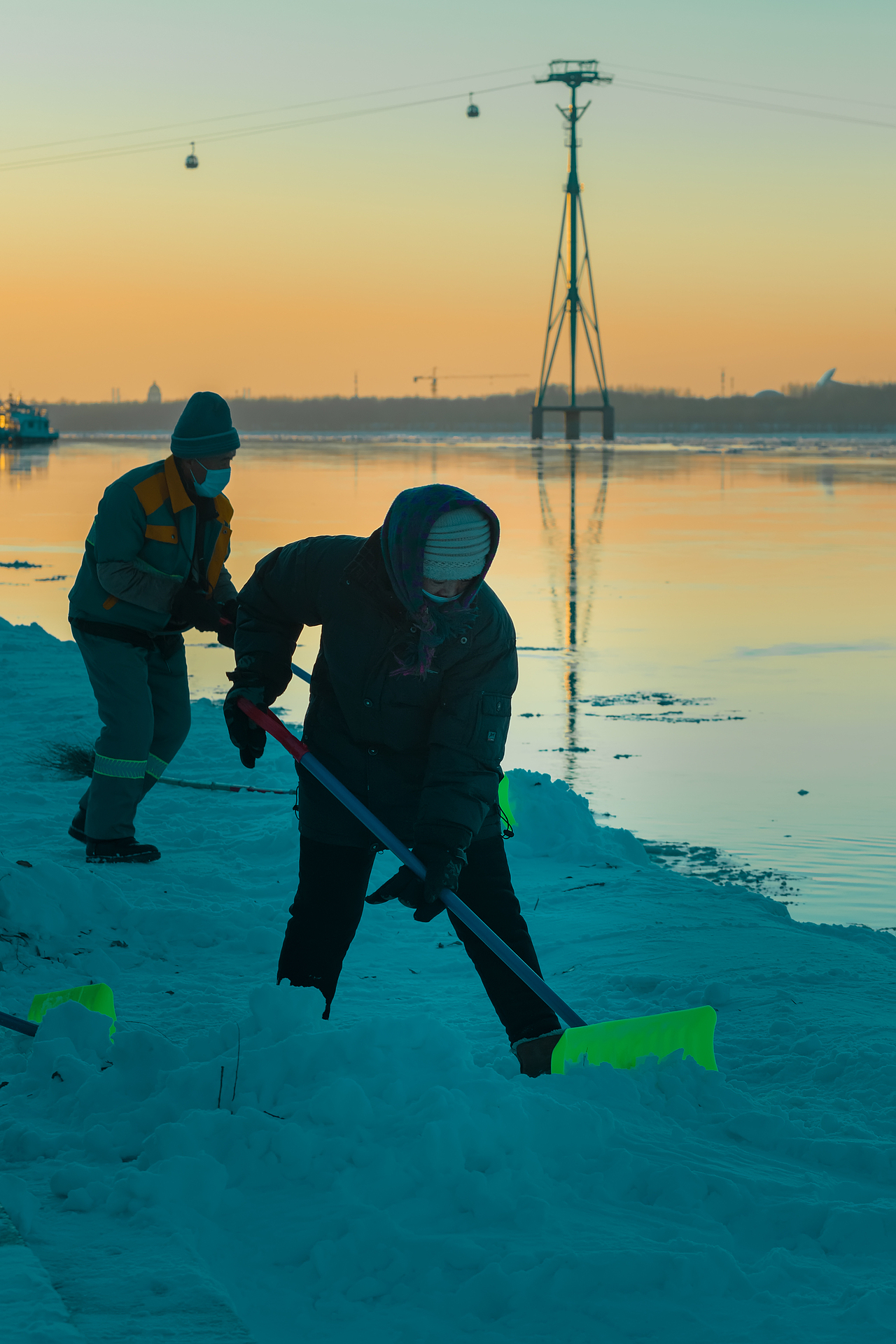 寒冬，暴雪，没有什么是能够阻挡人们追求美好生活的。（图ZMjMyODE3NTYw） - 人像摄影 - 站酷设计师摄影李狗蛋原创素材 - 站酷ZCOOL