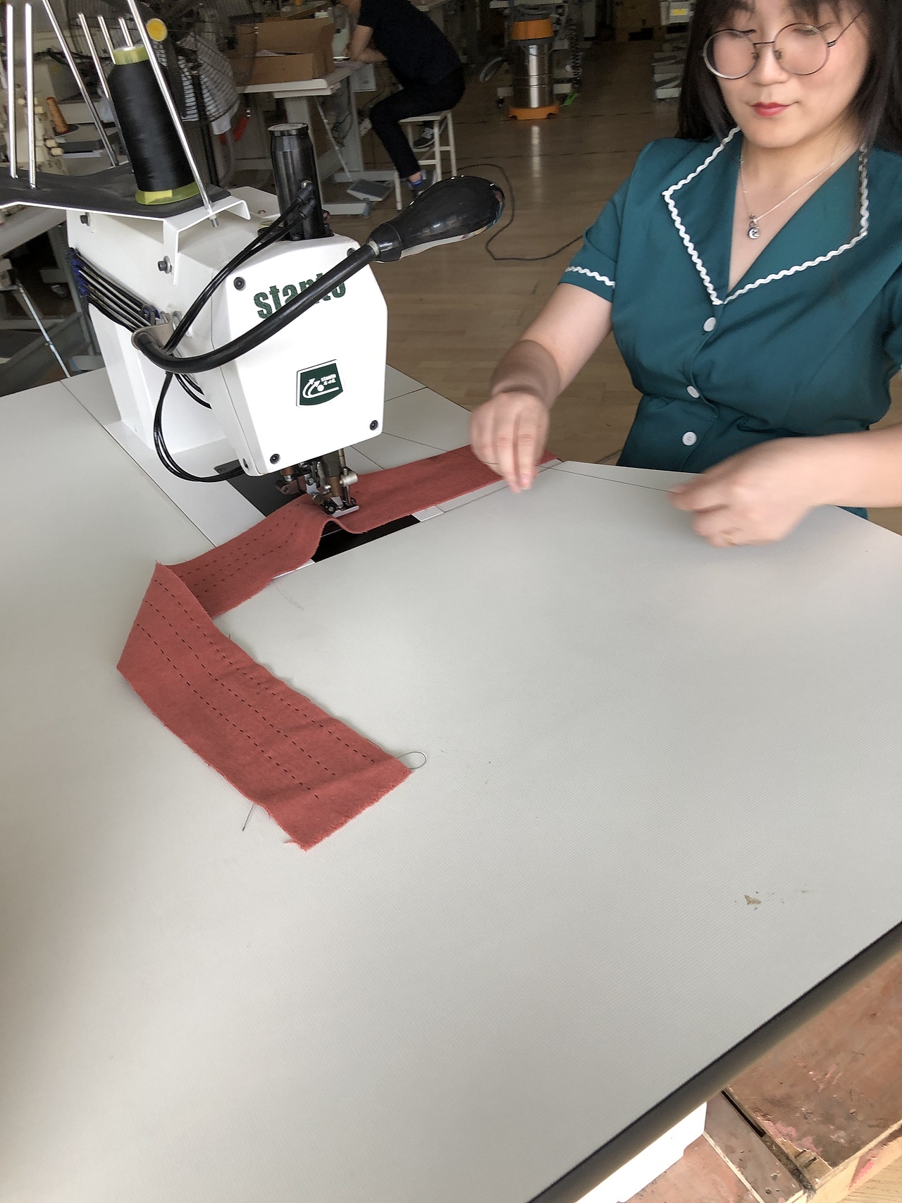 拱针机,珠边机,贡针机。仿手工珠点线迹机器。