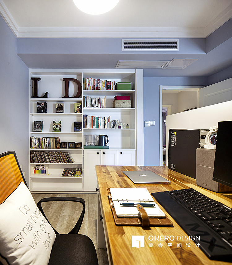相对一楼开放的阅读空间,与主卧互通的书房更安静与私密,偌大的书桌可以满足两人同时完成多类型的活动:手工、阅读、书写、上网。