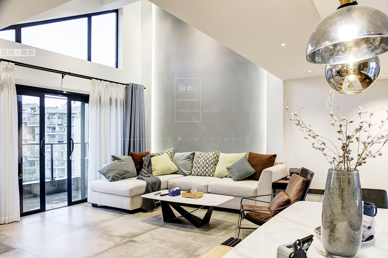 米色沙发上舒适抱枕丰富的色块碰撞,宛如一群在琴键上跳跃的精灵。