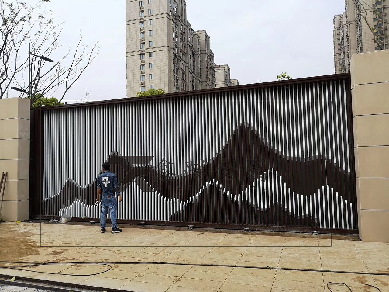 高档小区4层双色山峦起伏景墙艺术山形屏风足够大气