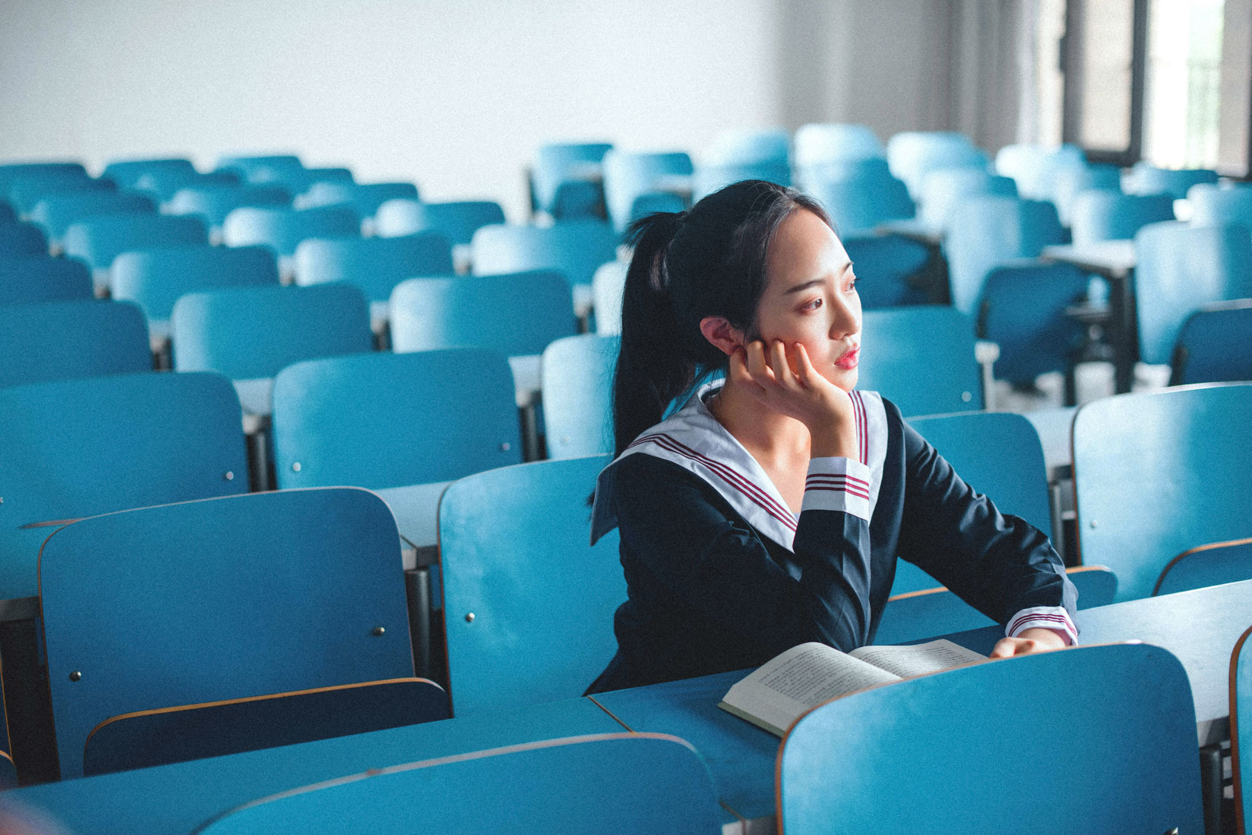 午后雨天的教室