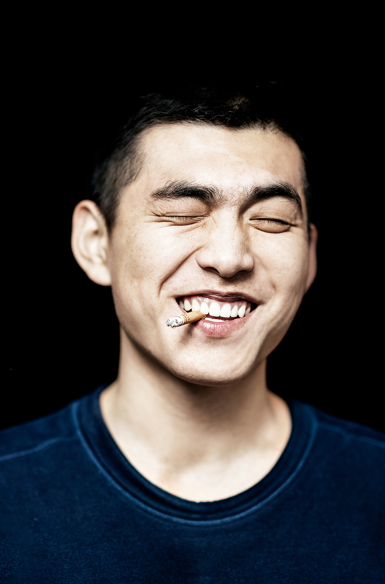 单灯低饱和男性肖像