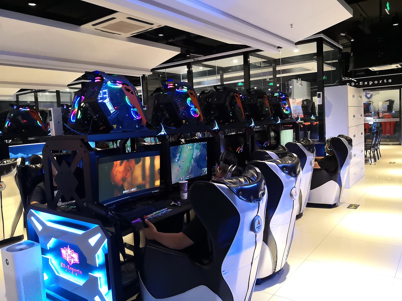 35元一小时的网吧,天津.E9电竞馆网咖设计效果实景对比