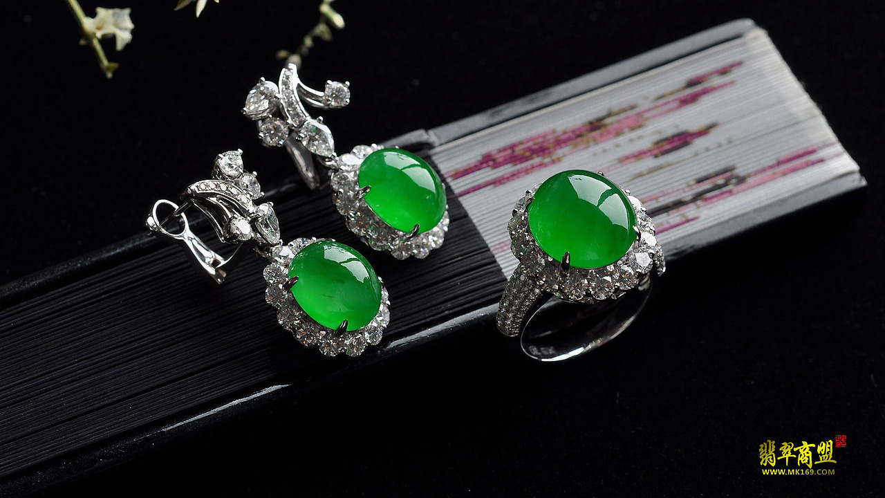 冰玻种正阳绿天然翡翠套装(耳钉,戒指)