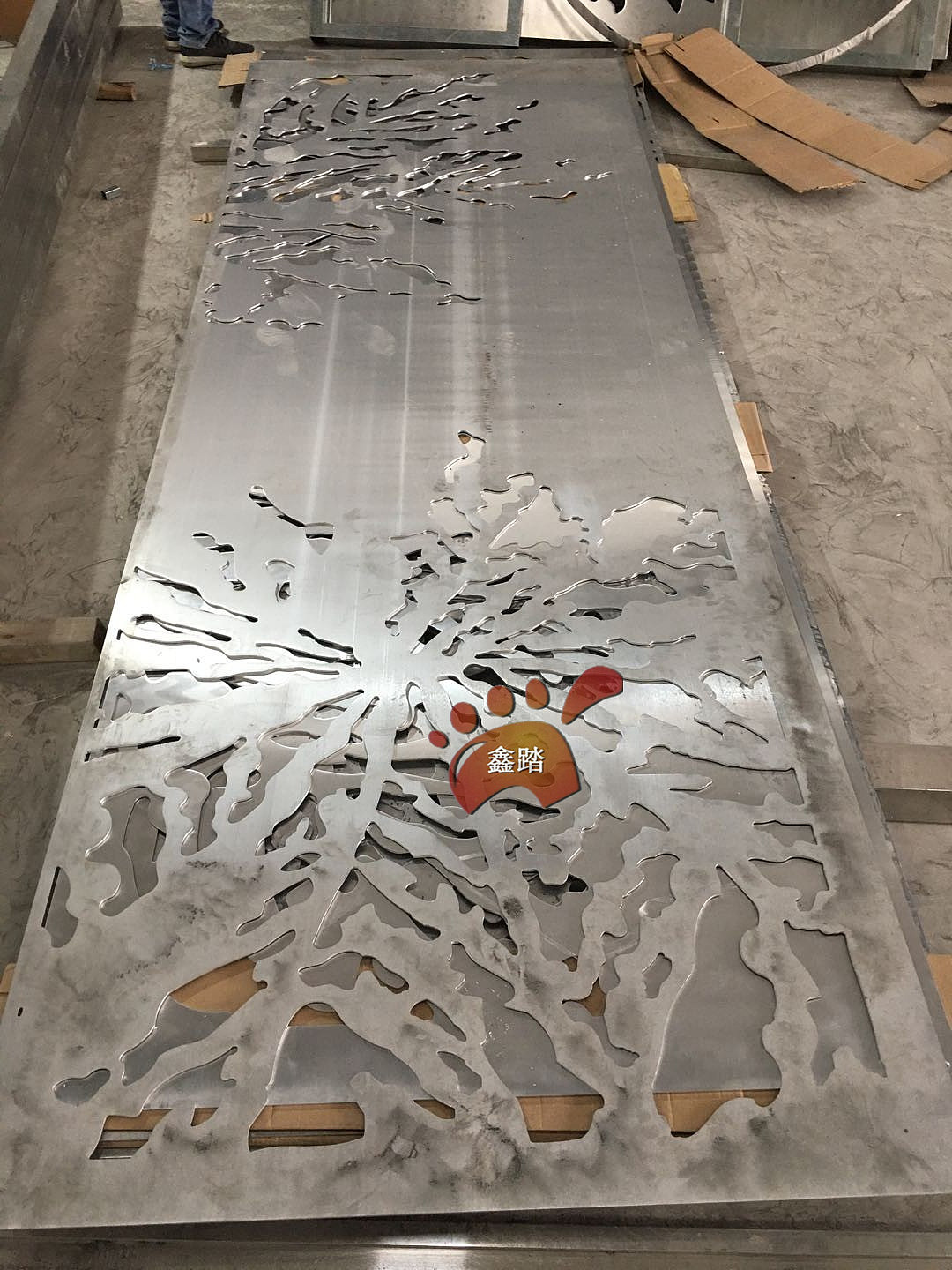 高档小区景观不锈钢发光背景墙、镂空梅花图案景墙效果（图ZMjExNjI1ODky） - 其他工业/产品 - 站酷设计师恒鑫踏不锈钢制品原创素材 - 站酷ZCOOL