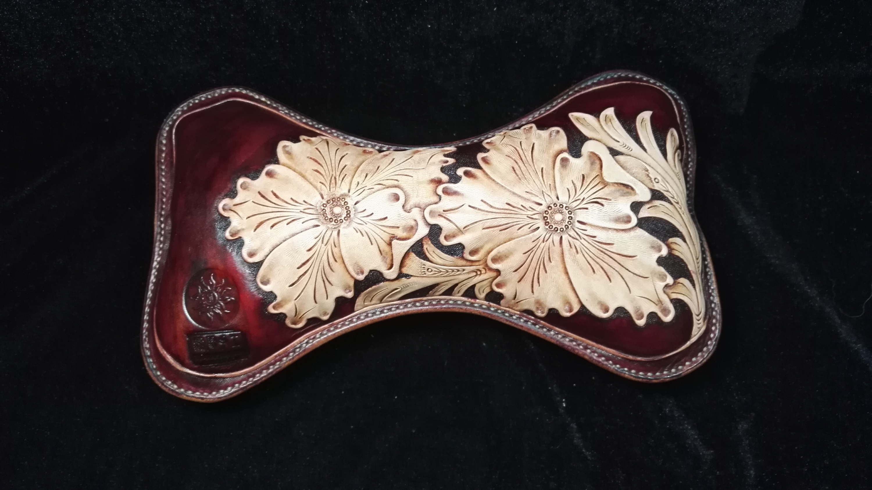 纯手工制作双色谢里丹唐草纹骨头型皮雕头枕