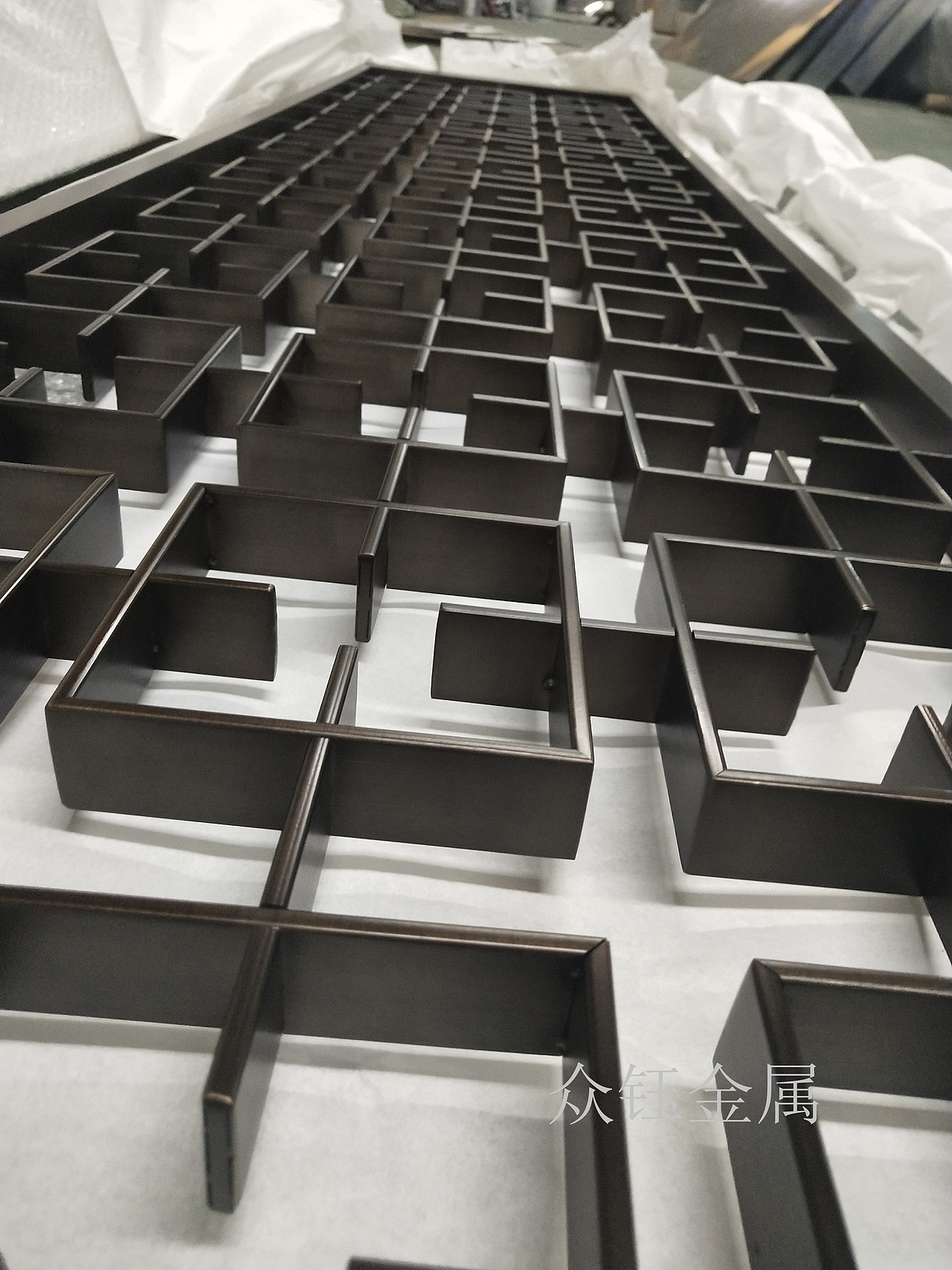 酒店不锈钢青古铜无缝焊接工艺花格屏风厂家（图ZMjE0NzM0NDc2） - 其他工业/产品 - 站酷设计师众钰金属制品刘原创素材 - 站酷ZCOOL