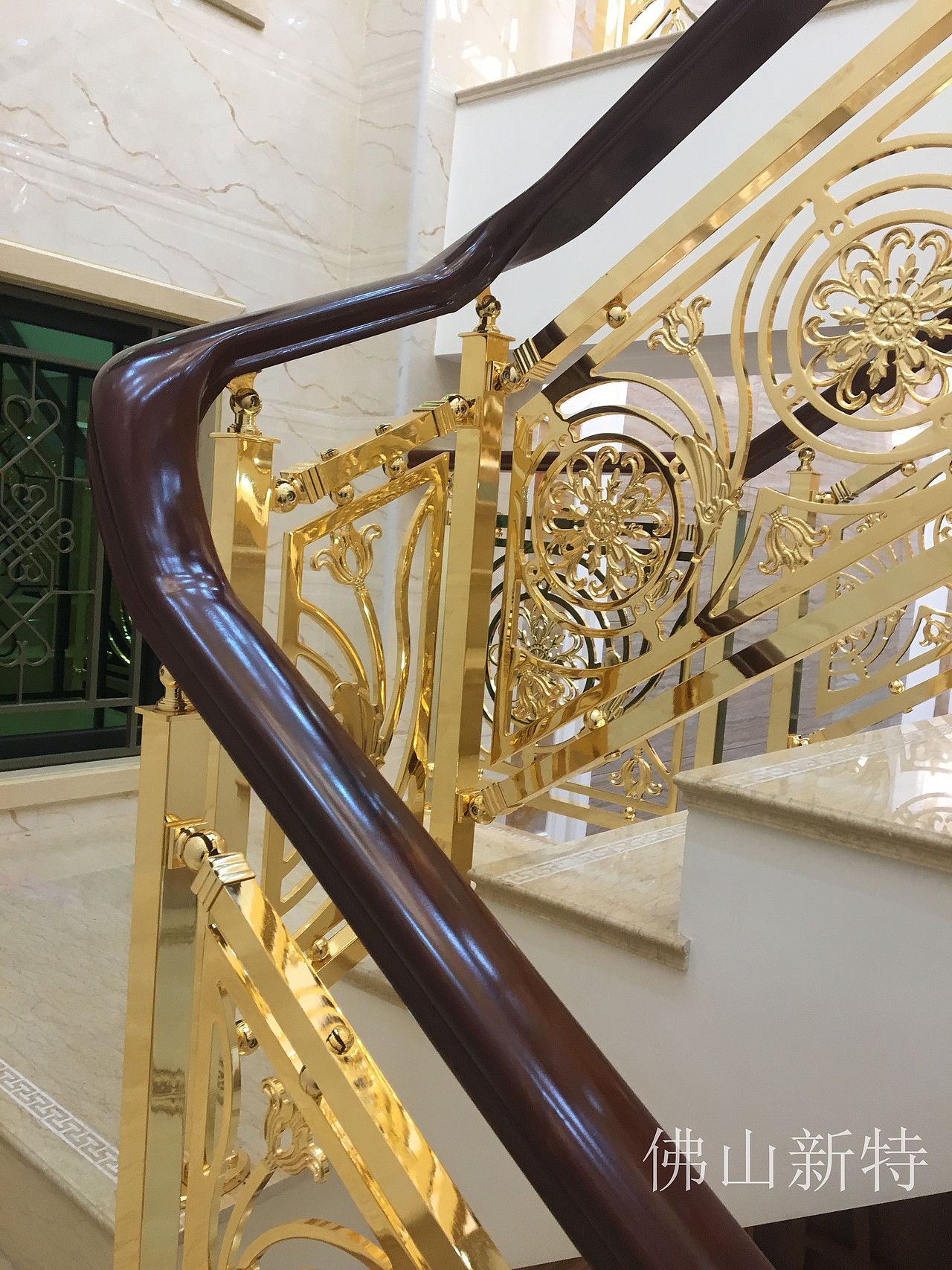 别墅铝雕花楼梯扶手安装有家的感觉