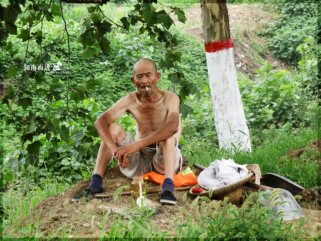 看到了这位农民老大爷.胳膊被太阳晒成了两种颜色.