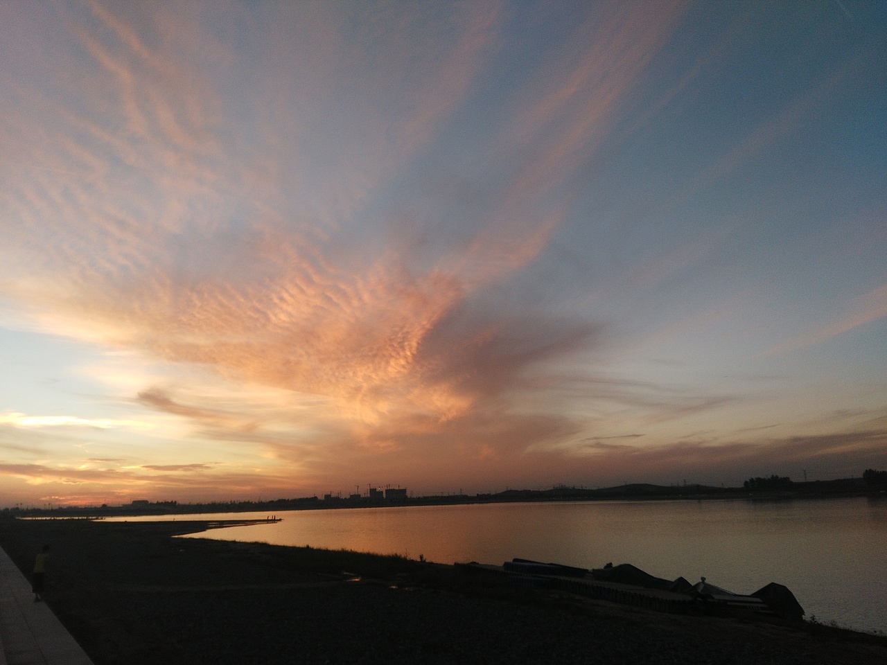 龙湖一瞥（图ZNTcyOTYzMDQ=） - 风光摄影 - 站酷设计师穿条纹的大叔原创素材 - 站酷ZCOOL