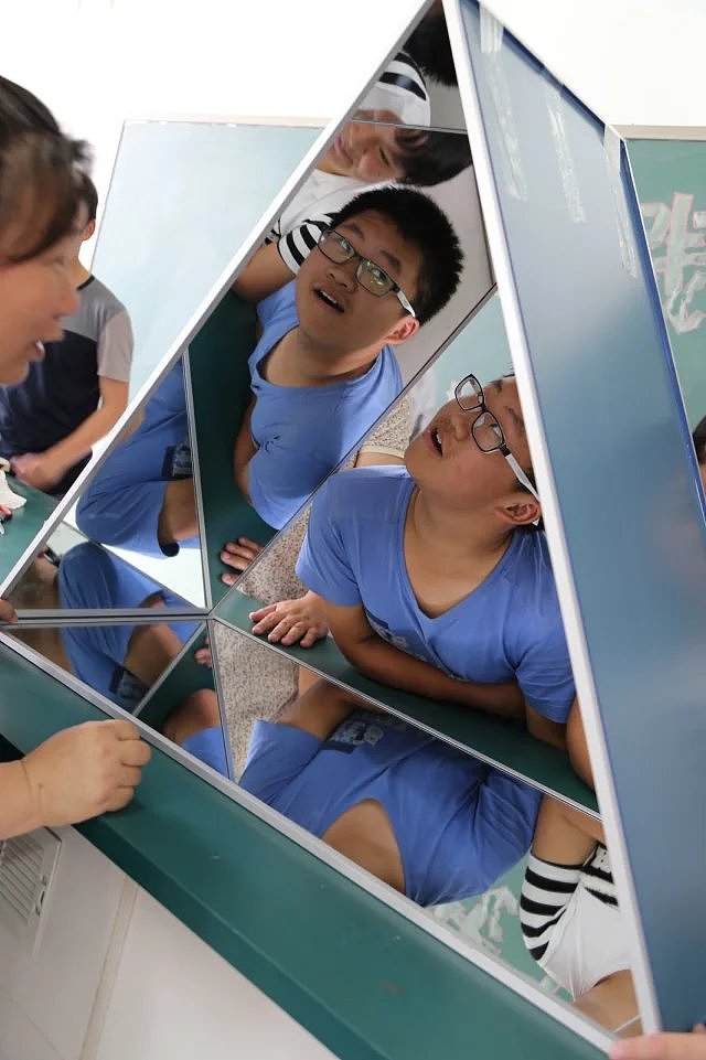 特大人体万花筒无穷浩瀚宇宙空间世界学生综合实践科技活动平面镜制作虚幻空间我心飞翔义乌大陈镇中王大可淘