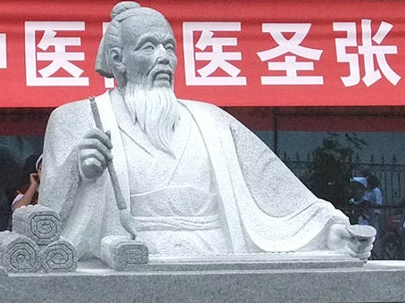 古代历史著名人物医圣张仲景主题雕塑;弘扬医学文化人物精神