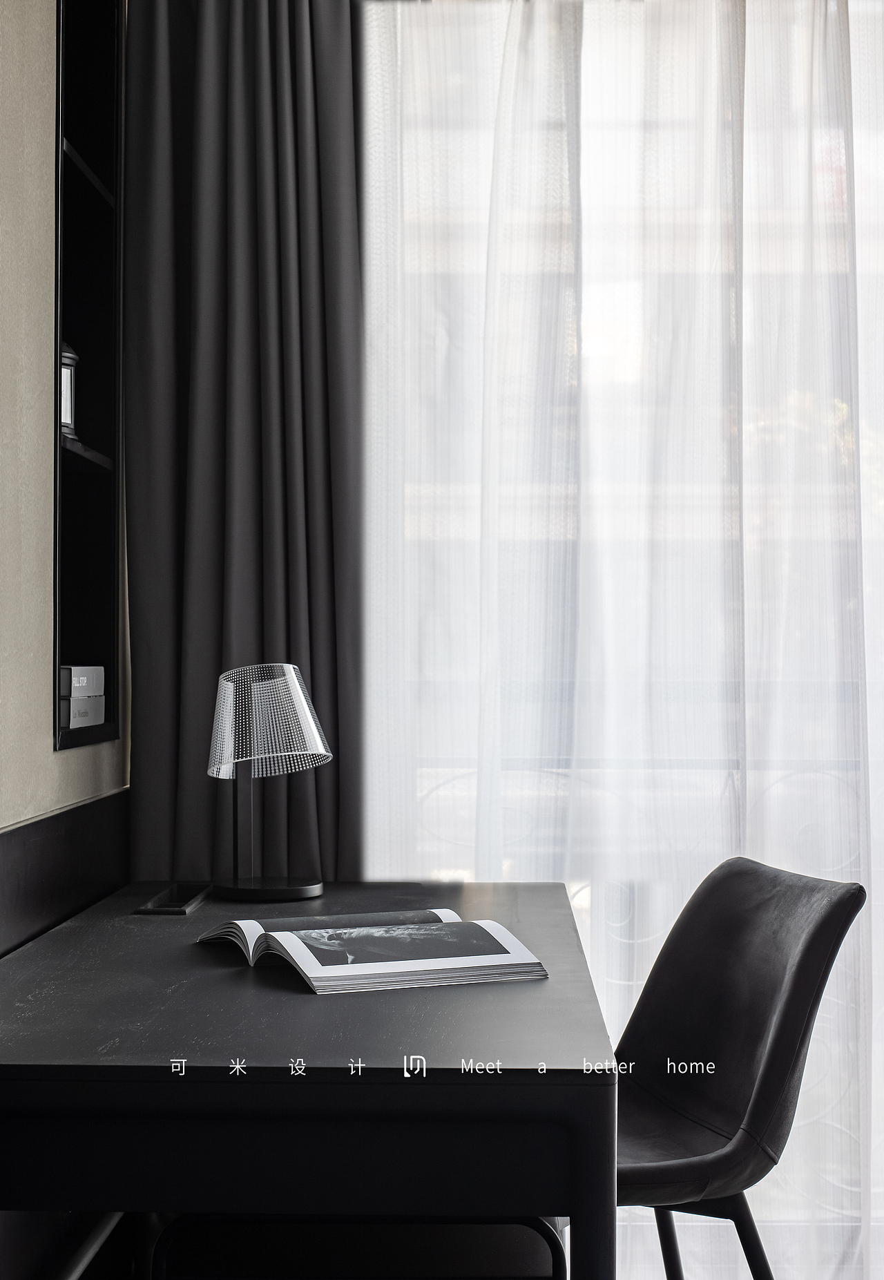 书桌上搭配一款小巧的台灯,素雅的色调,点缀了空间的纯净气息。