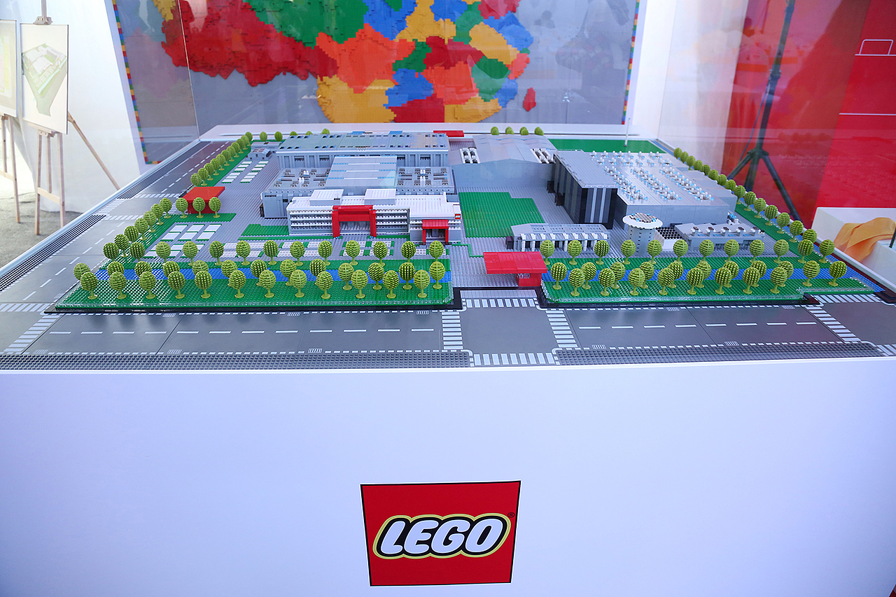 用LEGO乐高搭建的乐高中国工厂建成模型