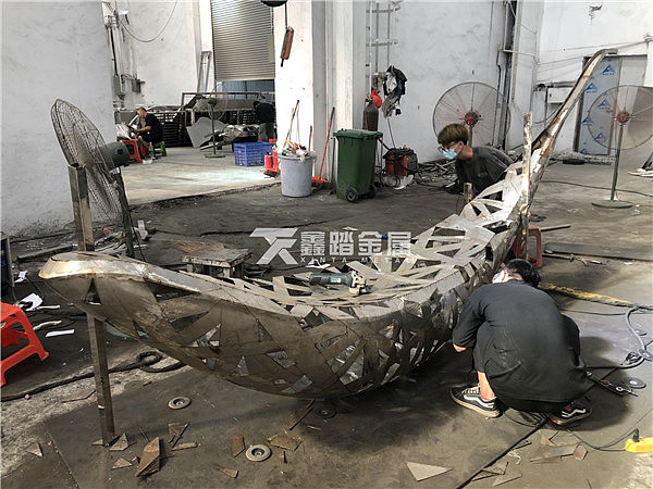 恒大地产示范区不锈钢金属树叶景观雕塑