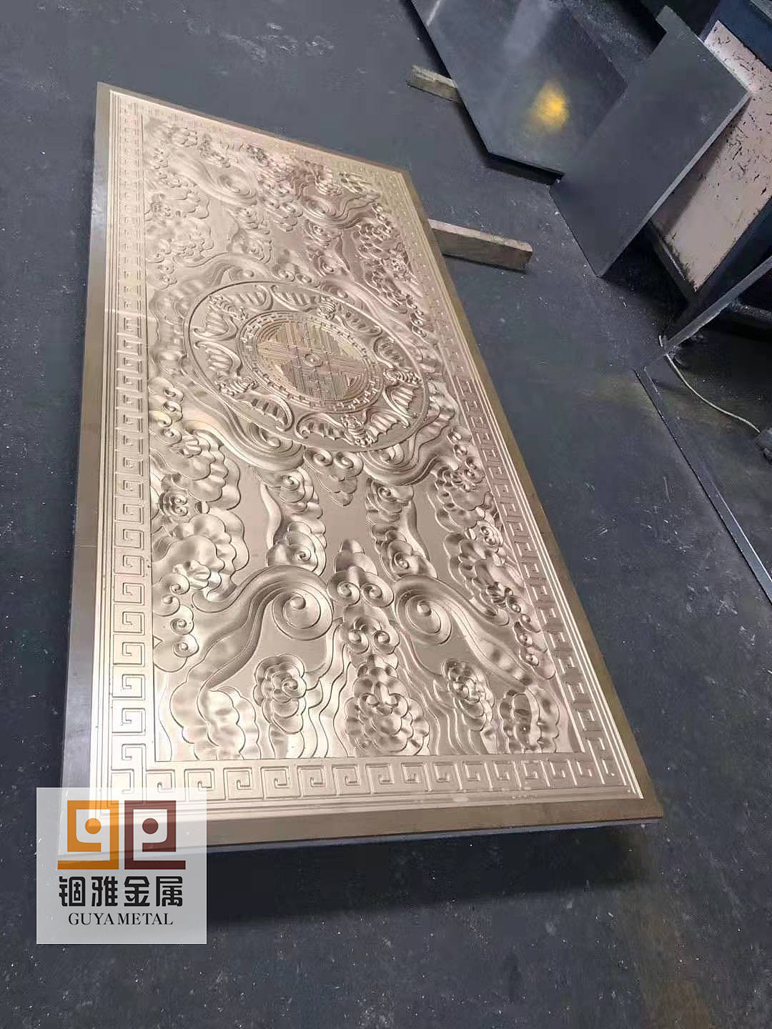 “迎客松”仿古铜铝板浮雕壁画，铝浮雕仿铜背景墙（图ZMjM1NzU5NDE2） - 建筑设计 - 站酷设计师锢雅18566019743原创素材 - 站酷ZCOOL