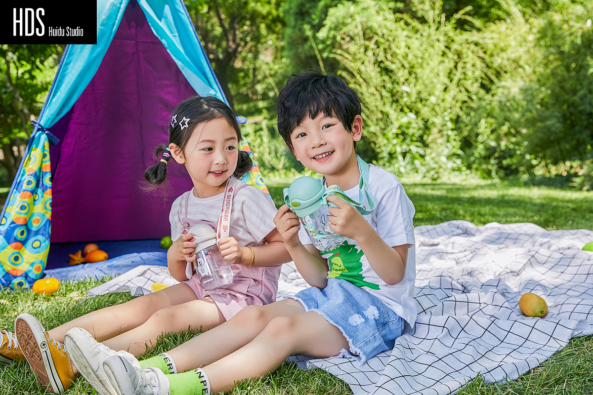 儿童水壶外景模特拍摄（图ZMTYxNDE4OTQ0） - 人像摄影 - 站酷设计师HDS灰度电商原创素材 - 站酷ZCOOL