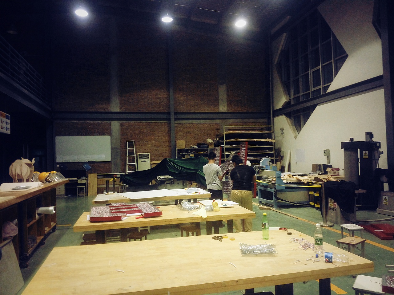 银泰电动汽车展销中心冲孔字