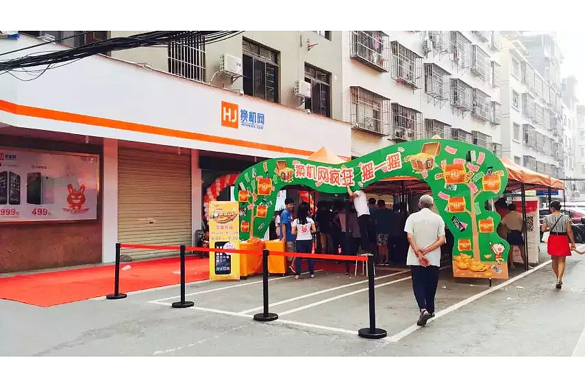 这家店的门头和旁边一个没拍到的巨型广告牌也是我设计的