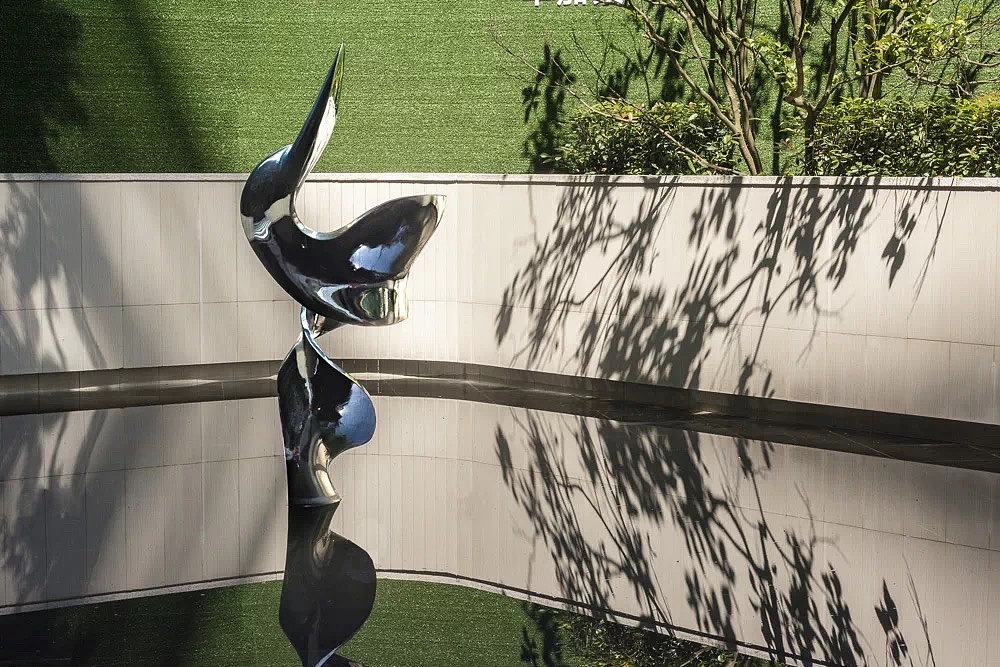 营销中心景观镜面不锈钢雕塑安装图