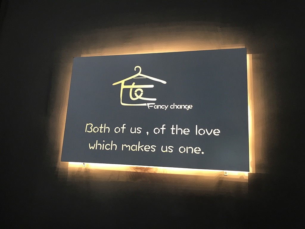 女装实体店的Logo设计 