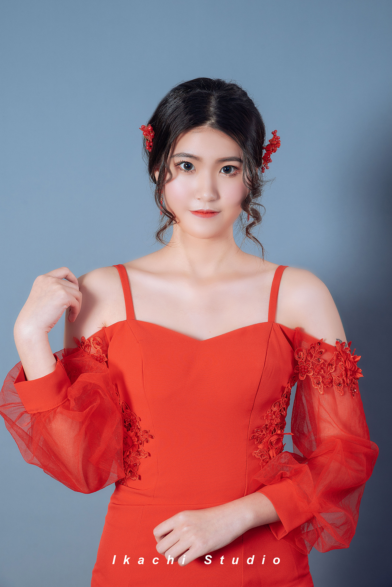 红色礼服室内人像棚拍