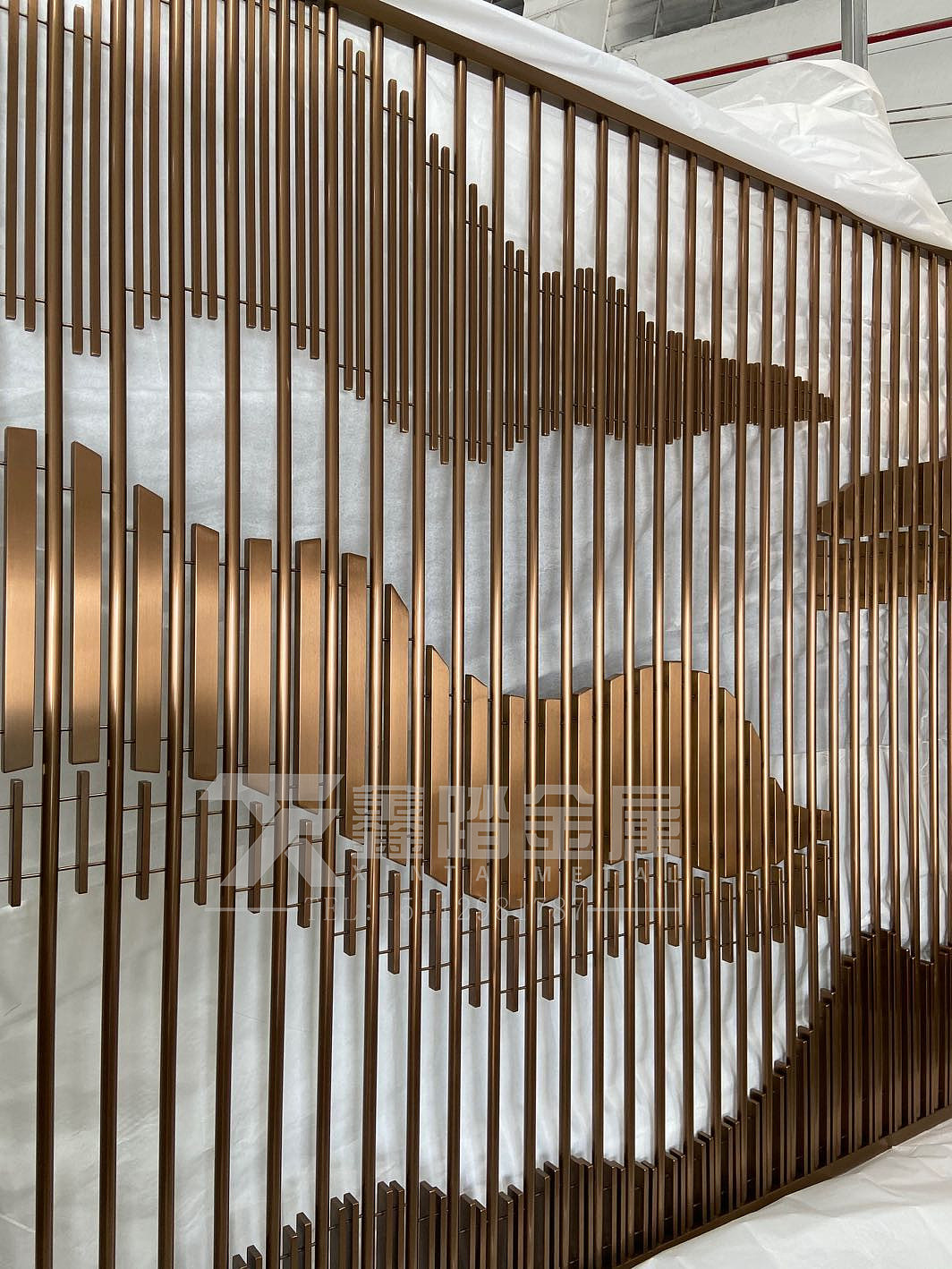 拉丝玫瑰金不锈钢山形背景墙,能够产生特别出彩的效果