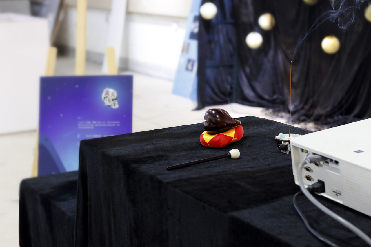 此互动装置艺术作品从佛教传统文化“离苦得乐”的理念出发,通过生理上的发泄达到内心情绪舒展的正能量转换。
逆向思维的输入输出带来了不一样的情感化体验。希望通过传统文化和新的互动场景行为的结合,给观众留下更深的印象,让观众有所感受有所启发。