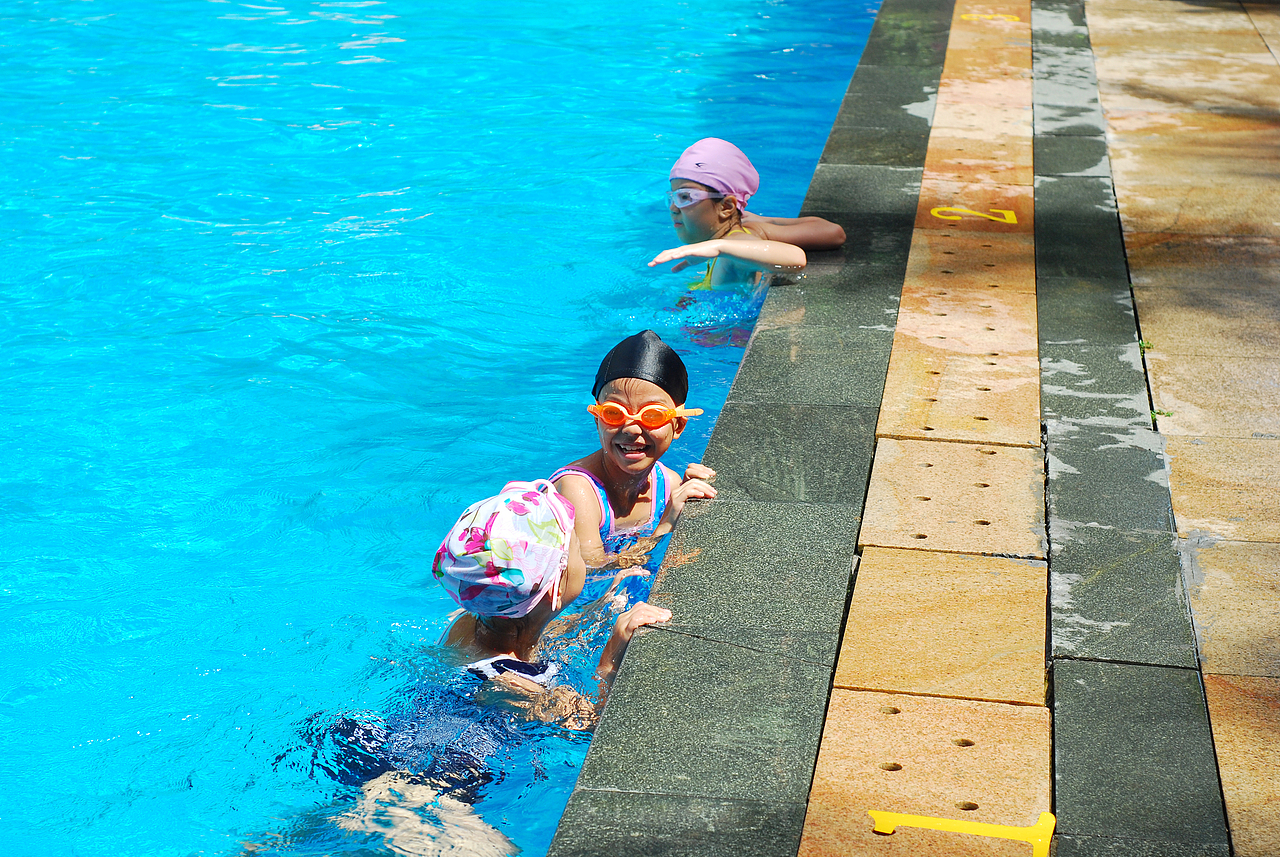 游泳赛场上的孩子们