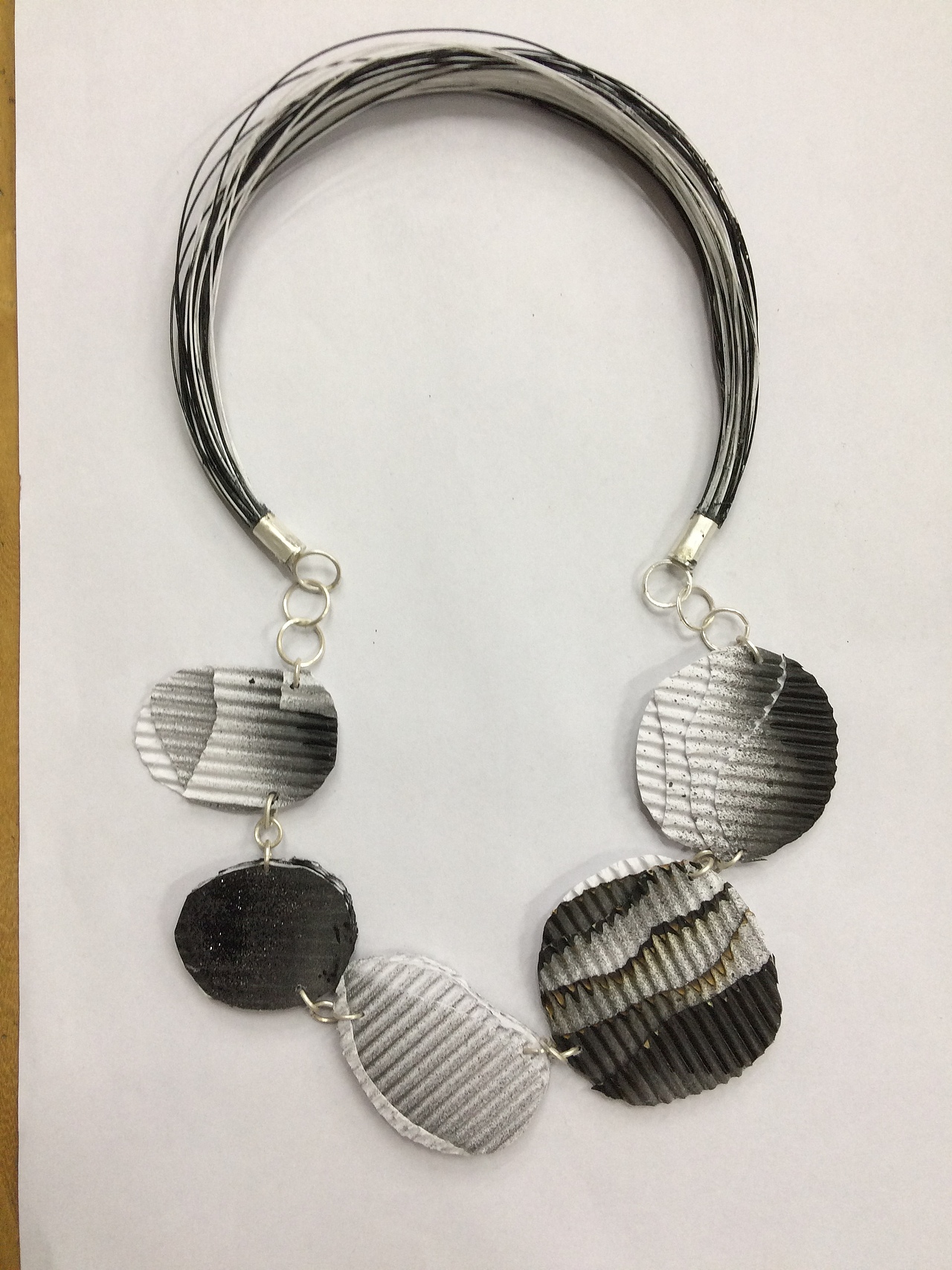 瓦楞纸项链1.鱼线,瓦楞纸,银做结合.