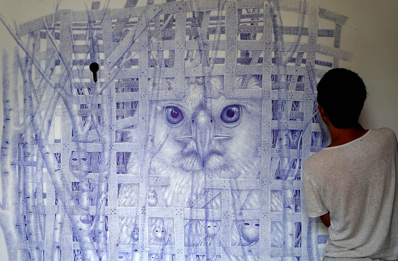 用圆珠笔 画一面墙【笼子里的雏鹰--文抑】（图ZMzIwMzExMjg=） - 绘画 - 站酷设计师文抑原创素材 - 站酷ZCOOL