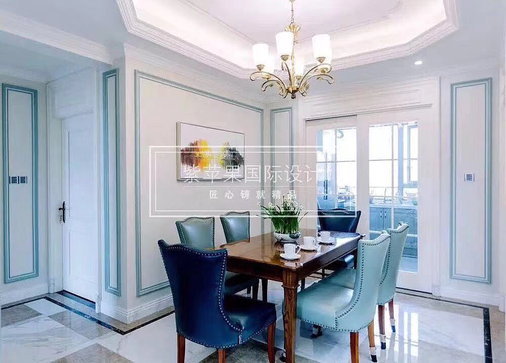 地中海装修风格以纯美的色彩、流畅的线条、自然的取材、明显的民族性深受人们欢迎。大面积的蓝与白,清澈无瑕,诠释人们对蓝天白云,碧海银沙的无尽渴望。仿古地砖是朴实的大地色,细微的暖调赋予人踏实,安慰精神需求。