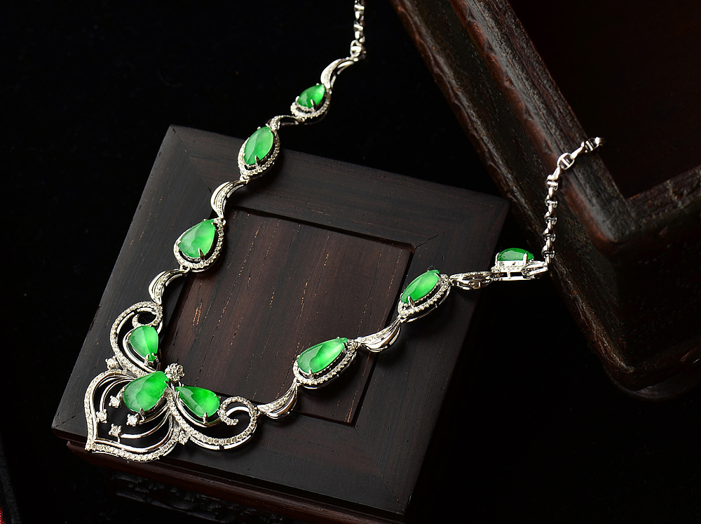 自然光下的翡翠才是真实的翡翠-精品篇