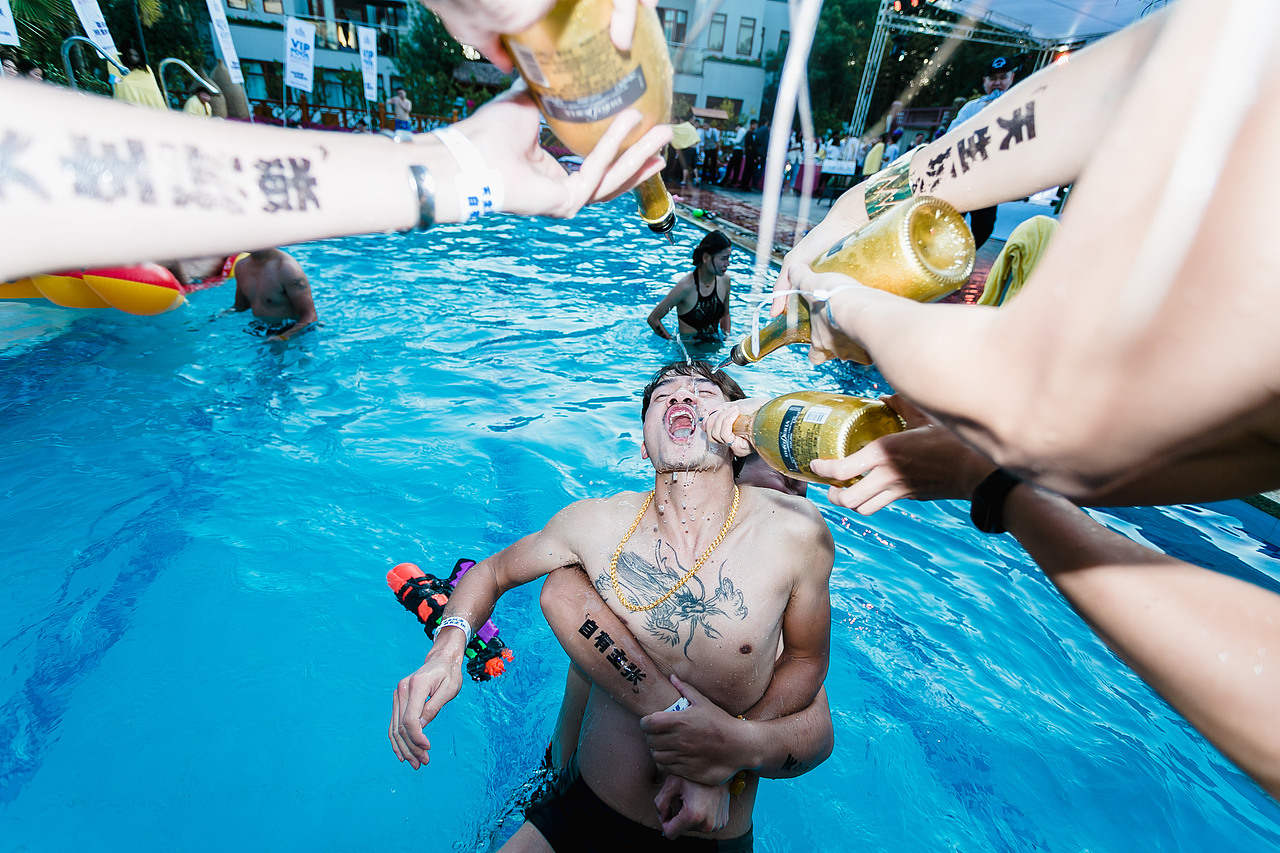 泳池趴（图ZMTAyNTg3OTky） - 人文/纪实摄影 - 站酷设计师一颗豆芽喔原创素材 - 站酷ZCOOL