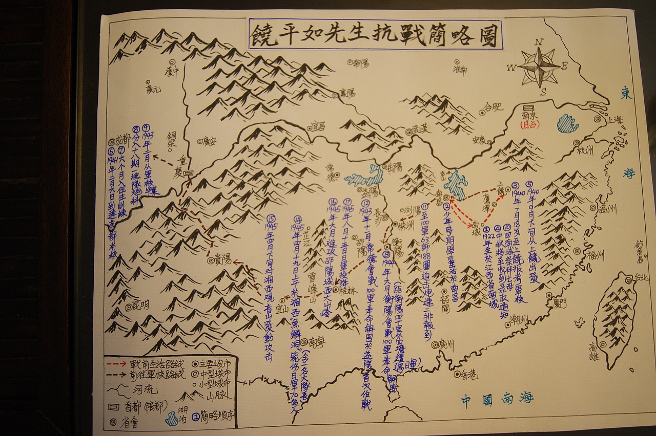 如果说遗忘历史等于重演历史,那遗忘那些与历史同行的人,就是对历史最无情的漠视。但所幸这个时代终究有那么一群人对历史,对为祖国奋战的老兵依然保持着热情和敬意。虞洋就是这群人之一。看过太多年轻人,热爱娱乐八卦,热衷科技,追求时尚,而他反而显得另类,作为一个上班族,他对历史始终保持着极高的热情和敬意,当其他人闲暇时宅在家中或和朋友小聚时,他却选择将闲暇时间都花在走访老兵,关爱老兵,关注历史上。作为美院毕业的学生,他最爱画的是战争地图;作为资深蓝魔,他喜欢带着申花队的老兵球迷一起看申花俱乐部练球、合影等;最为一个年轻人,他最爱的不是和朋友轰趴,而是组织老兵聚会,静静地听老兵们讲述历史;他自己花钱买器材拍摄,镜头下不是美人美景,而是一身正气的老兵。