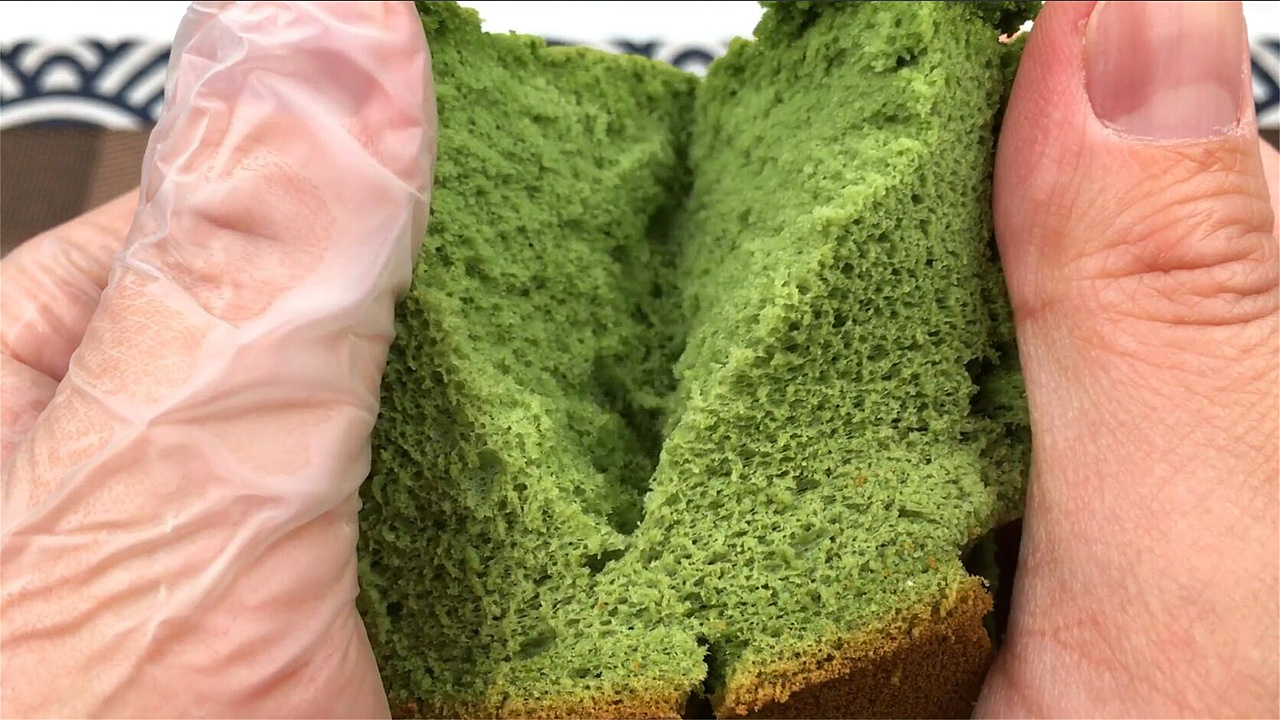 抹茶戚风蛋糕,清爽抹茶气息,蛋糕体细嫩绿润。