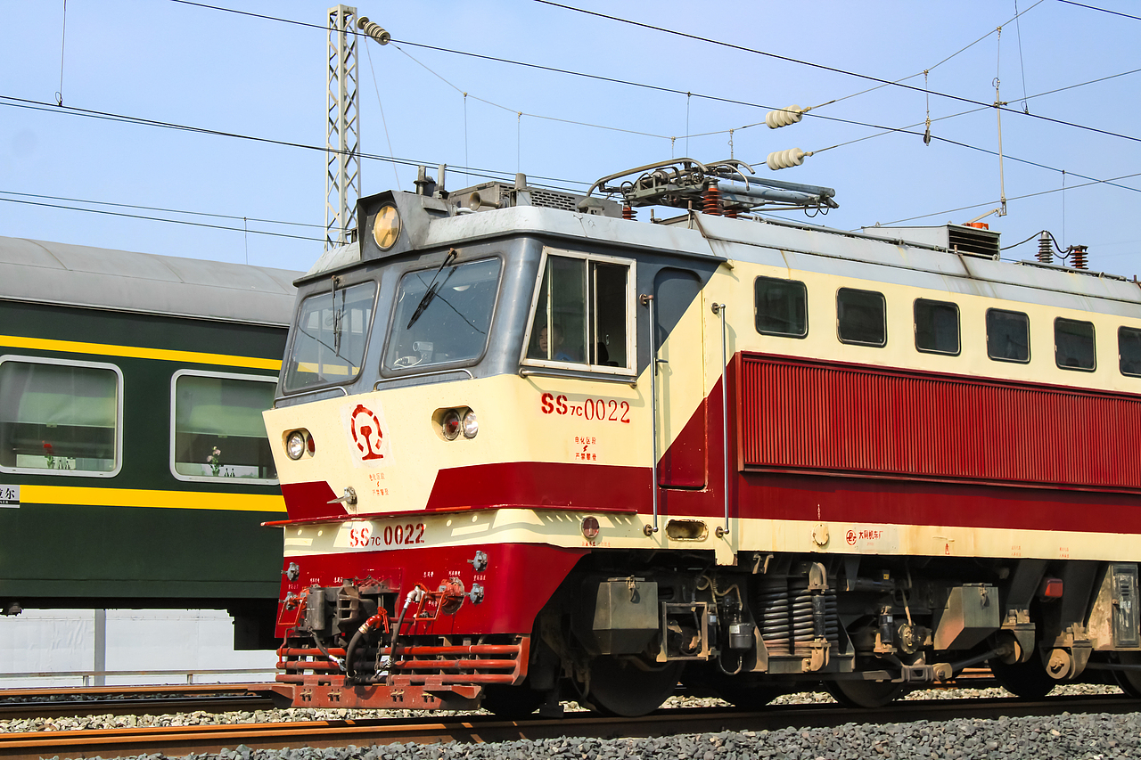 列车K997次由海拉尔开往成都西的绿皮火车,经成灌联络线去安靖方向。本务使用西局西段韶山7D型电力机车,车号为51号。
列车0K191次由成都客机所开往成都西担当当日K194的绿皮火车,经成安单线去安靖方向,本务使用成局成段韶山7C型电力机车,车号为22号。<br>因当日K997在达成线造成晚点的情况,驶入成灌联络线以后和0K191在安天线和成灌线并线处同向并线行驶。