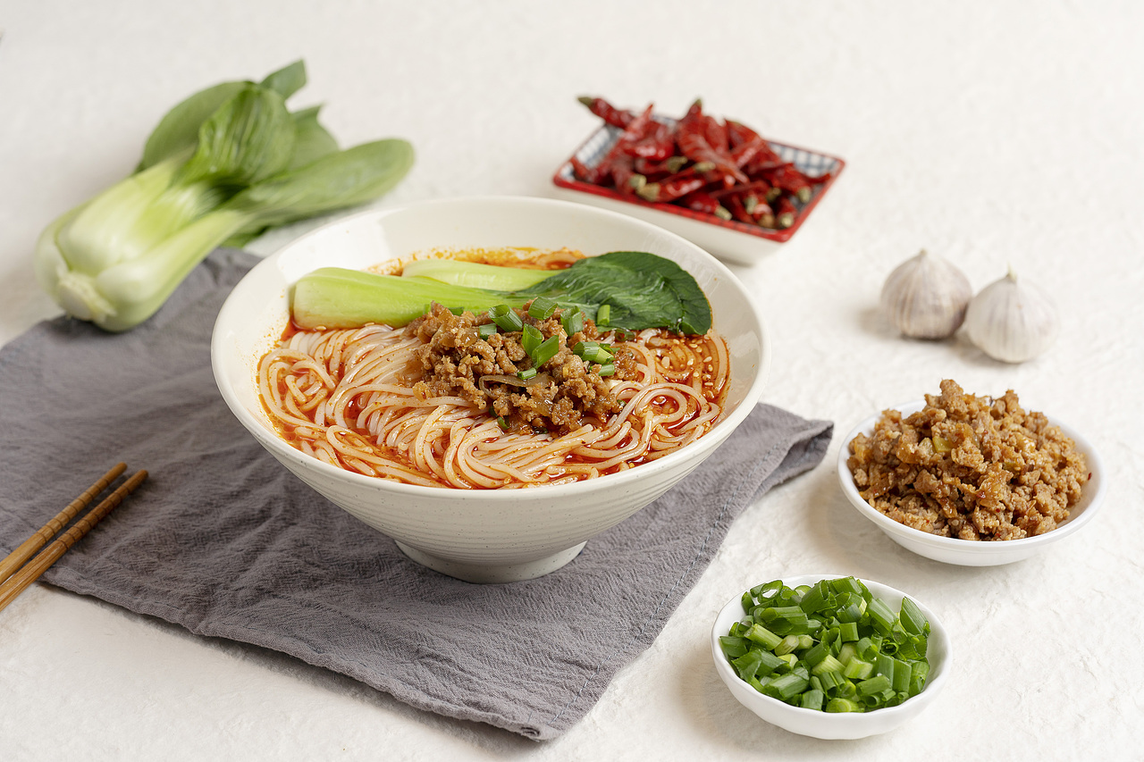 肉臊米线|摄影|产品摄影|锅盔灌凉粉_原创作品-站酷zcool