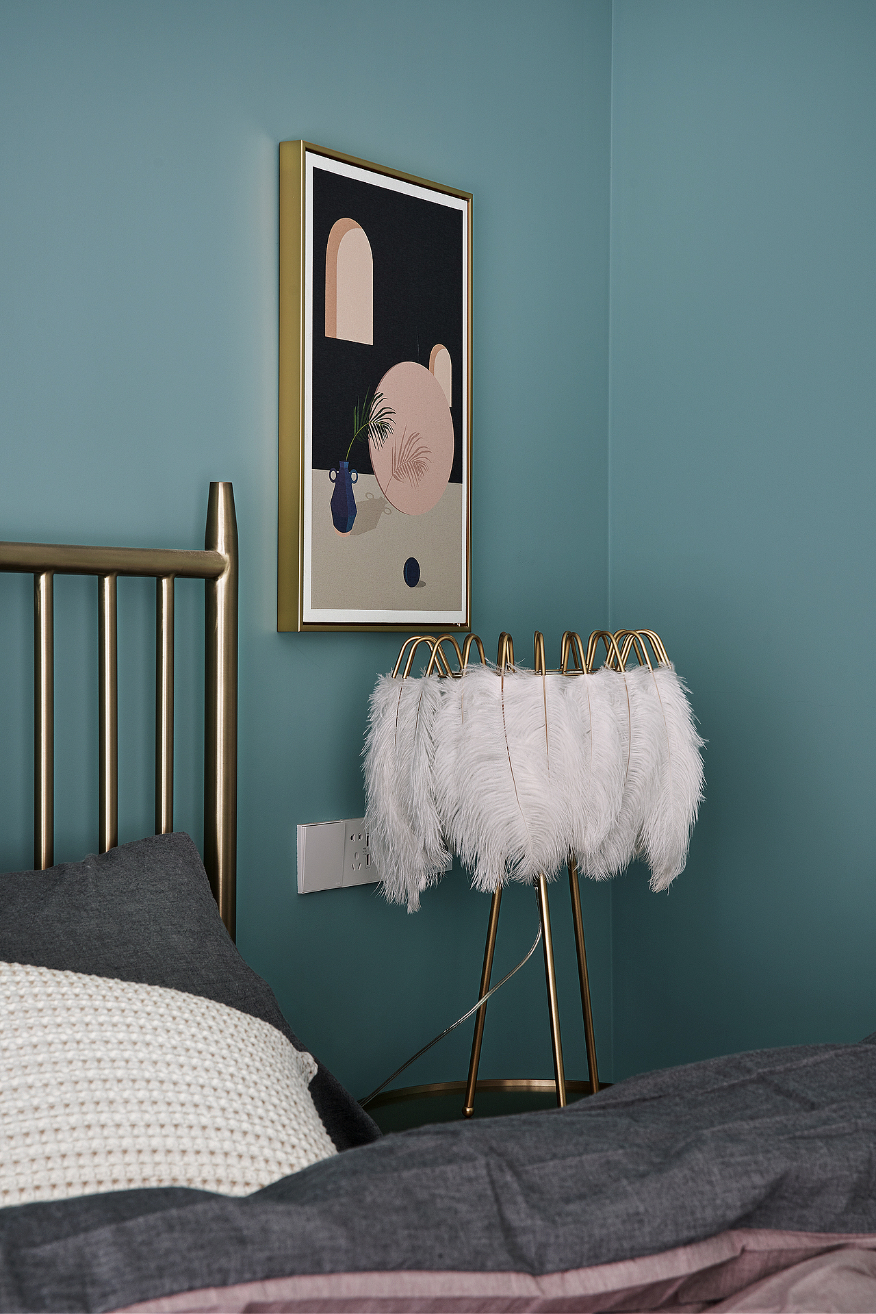 主卧拆除了原来的装饰假梁,减轻层高消耗带来的压迫感,改造后摈弃了冗杂的装饰,墙面涂漆利用青碧色营造清爽安静的睡房氛围,搭配业主喜欢的金属质感的家具与脏粉色的床品,提升睡房空间的精致度和氛围感。