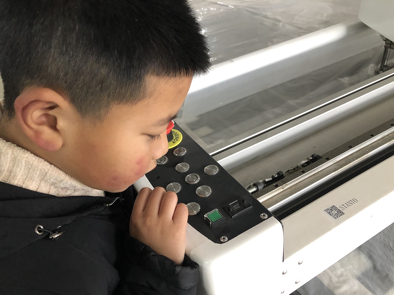 思坦途自动裁剪设备,自动化服装裁剪机,自动裁床