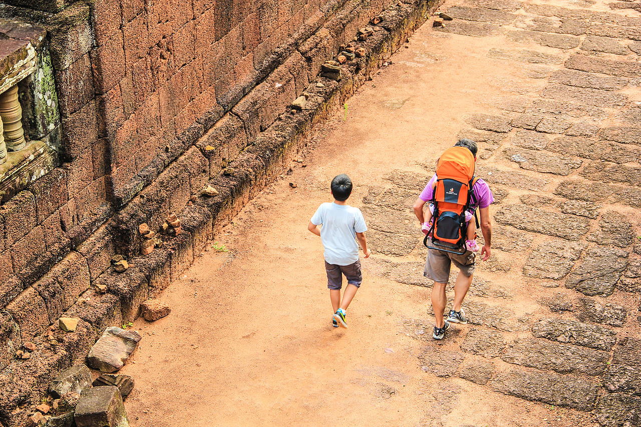 2013/03 柬埔寨/暹粒-吴哥
在吴哥旅行的一家人,可以看出中国人旅行与外国人旅行的差别