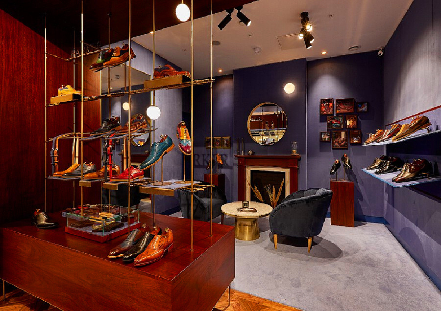 淄博一家以矢车菊蓝色为背景装修设计的鞋店,引爆全城