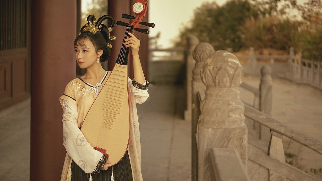 皇家国际摄影《云想衣裳花想容》