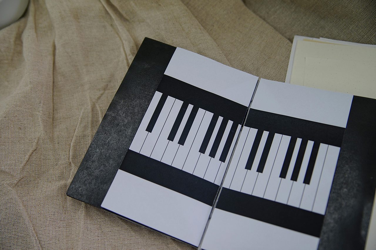 《木心詩(shī)選》| 書(shū)籍設(shè)計(jì)展示（圖ZMjAxNzM5NDEy） - 書(shū)籍/畫(huà)冊(cè) - 站酷設(shè)計(jì)師Lawxxxu原創(chuàng)素材 - 站酷ZCOOL