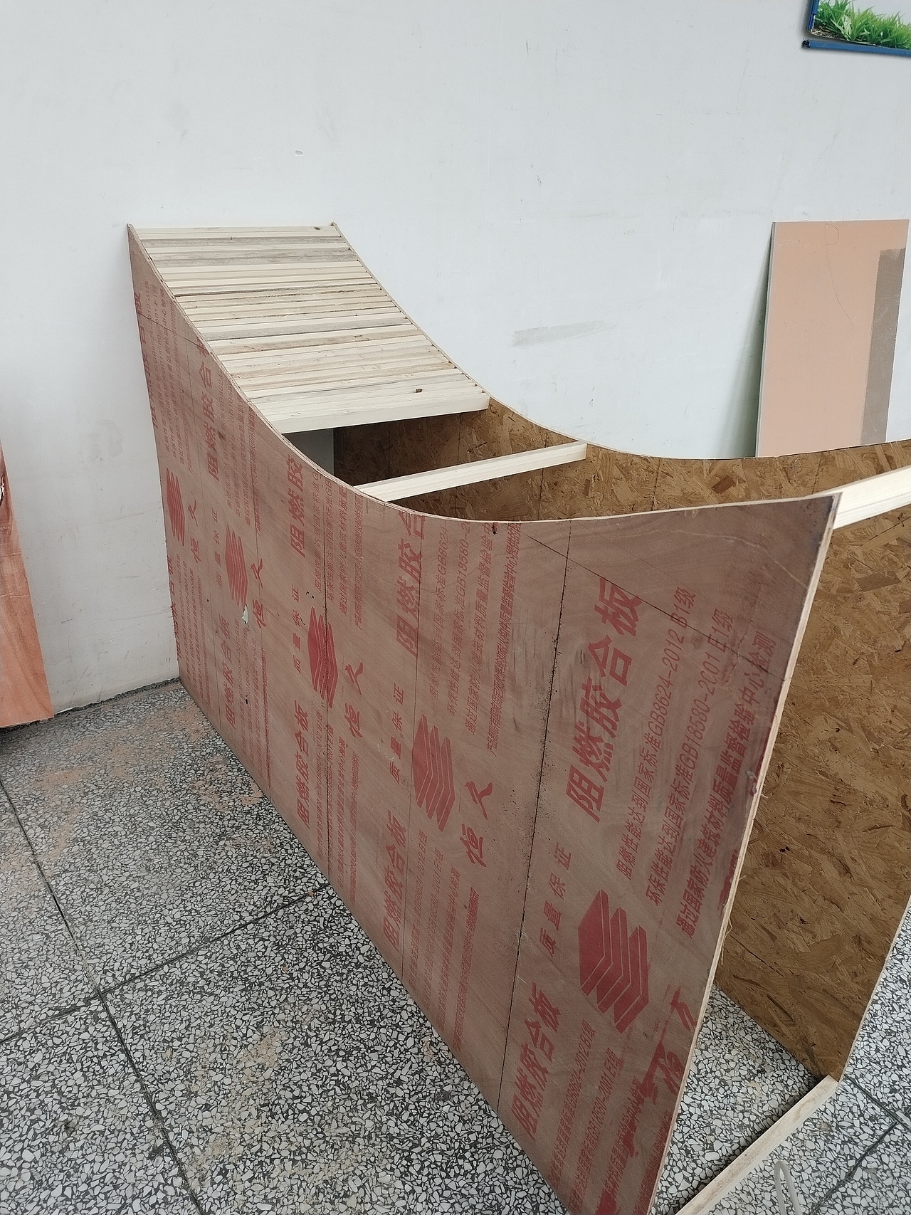 根据自己拍照承重的量进行加固,木条越密肯定成本越高