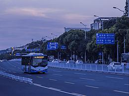 伴随暮色，世间流浪。