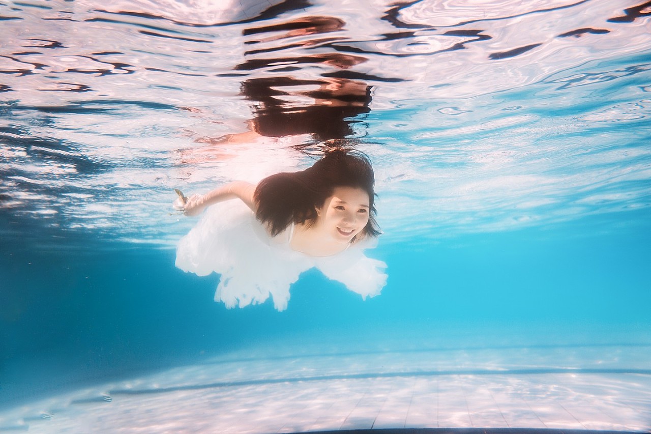 女孩水下摄影高清图片下载-正版图片500663024-摄图网